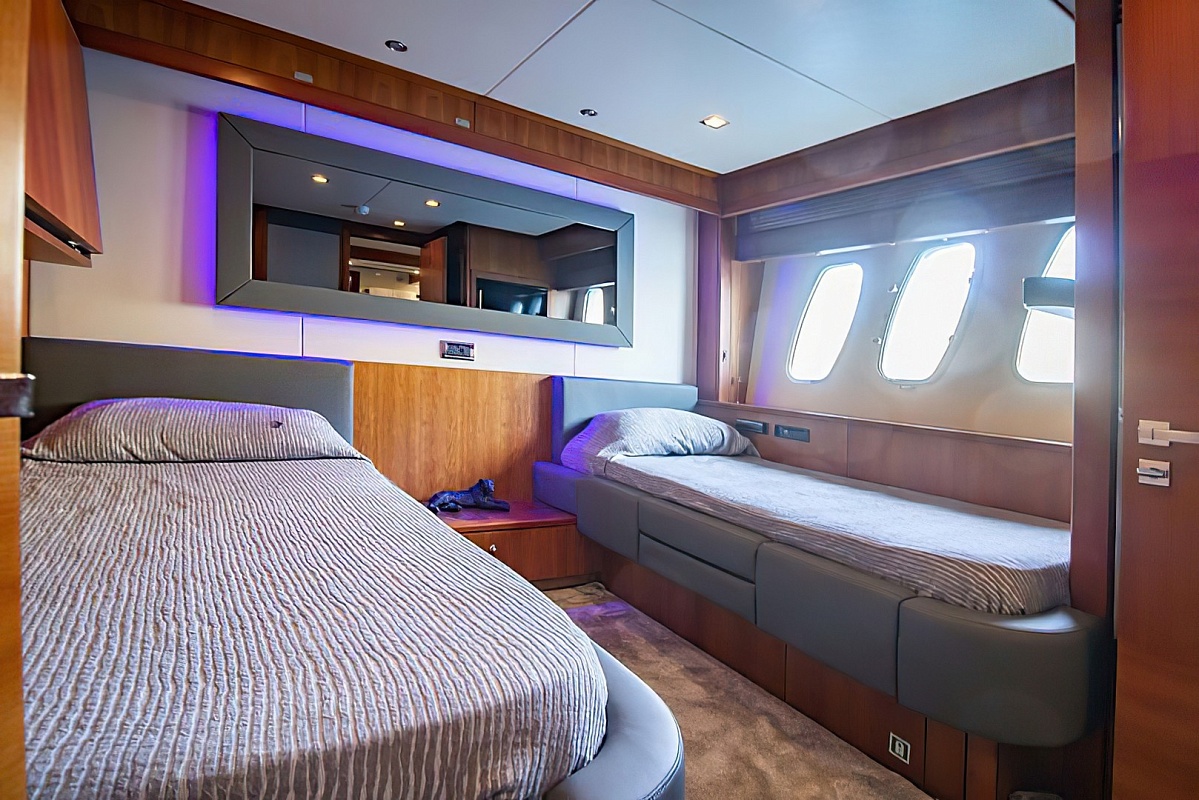 Продается моторная яхта Sunseeker 86 - гостевая каюта